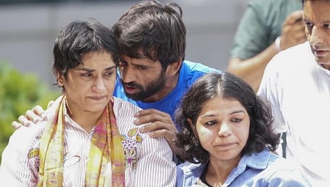 vinesh phogat returning india delhi to balali paris olympics 2024