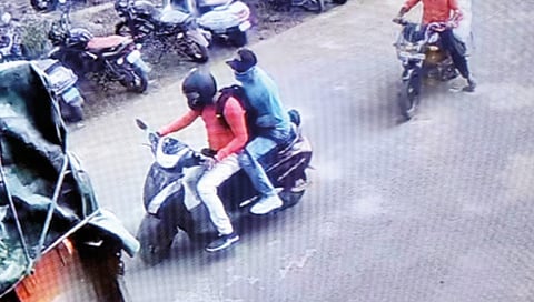 13 lakh loot at gunpoint in kolhapur