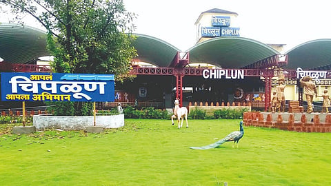 रत्नागिरी : चिपळूण रेल्वेस्थानक सुशोभीकरणाच्या ‘टॅ्रक’वर!