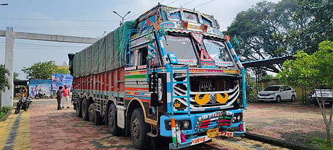 A person who steals seeds by climbing on a moving truck is in police custody!