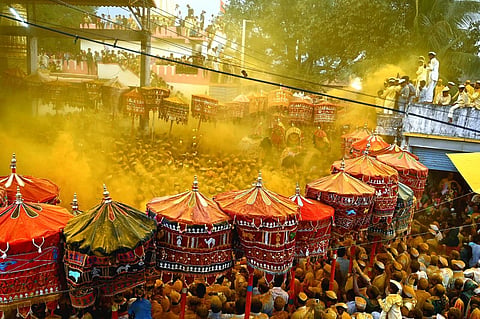 फोटो : मंगळवारी कुर्ली-आप्पाचीवाडी येथील नाथांच्या पालख्यासोबत निघालेला सबिना सोहळा.