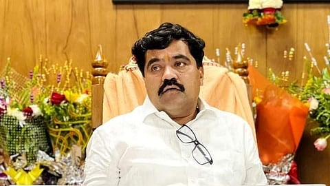 विक्रमगडचे बंडखोर उमेदवार प्रकाश निकम यांना शिवसेनेतून निलंबित केले.