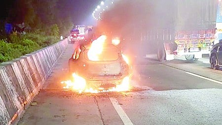 The midnight thrill of burning cars on the Mumbai-Pune Expressway