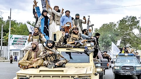 Taliban attack, capture many Pakistan posts