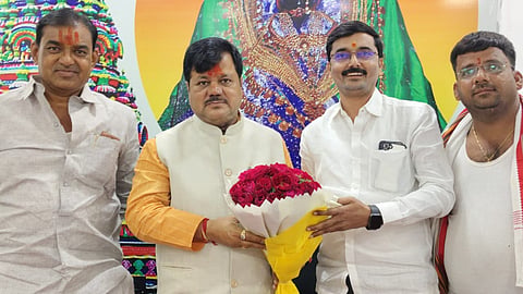 Pravin Darekar Visited Tuljabhavani Temple |
