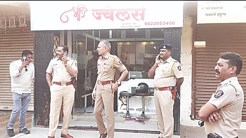 सिडको : दरोडा पडलेल्या ज्वेलर्स दुकानाबाहेर चौकशी करताना सहायक पोलिस आयुक्त शेखर देशमुख. समवेत पोलिस निरीक्षक सुनील पवार, पोलिस निरीक्षक जयंत शिरसाठ आदी.