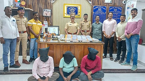वाडा पोलिसांनी बनावट नोटांची छपाई प्रकरणी पाली गावात त्रिकुटाला बेड्या ठोकल्या आहेत.