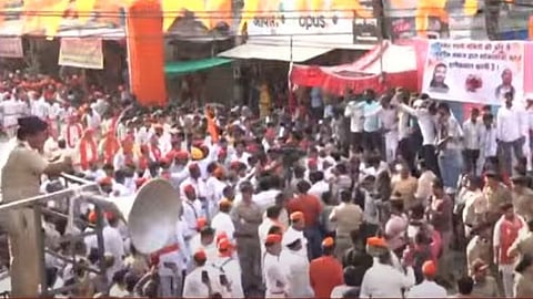 Shri Ram Rath is welcomed with enthusiasm by Muslim brothers showering flowers!