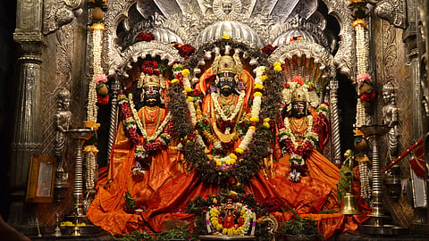प्रभू श्रीरामाच्या मूर्तीवर अभिषेक करून पारंपरिक वस्त्र परिधान करून आकर्षक आभूषणं चढवण्यात आली आहेत.