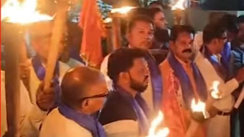 Dhule : शेतकऱ्यांच्या मागण्यांसाठी प्रहार पक्षाचे आमदारांच्या घराबाहेर मशाल आंदोलन