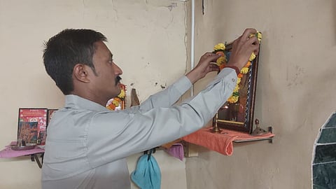 दिवंगत बालिकेच्या वडिलांनी आपल्या लेकीच्या तसबिरीसमोर दिवा लावून प्रार्थना केली.