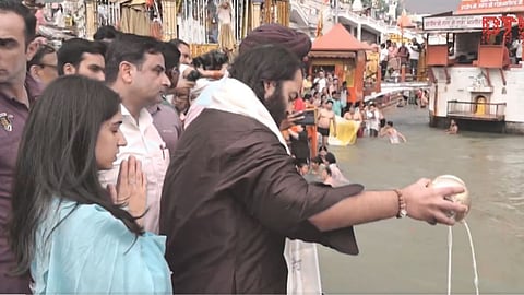 उद्योगपती अनंत व राधिका अंबानी यांनी हरीद्वार येथे गंगा पूजन केले.