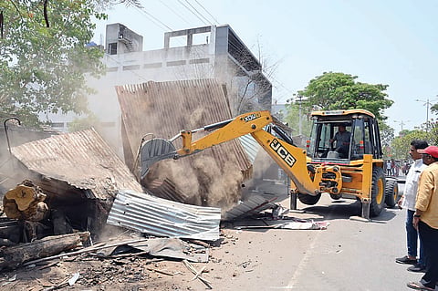 Shrirampur News : अखेर मेनरोडवरील ‘त्या’ अतिक्रमणांवर जेसीबी