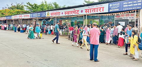 सातारा बसस्थानकात बसेसची वाट पहात उभे असलेले प्रवासी