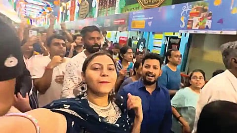 jyoti-malhotra-shot-lalbaugcha-raja-crowd-video-in-2023