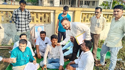 खुशाल भोसले यांचे उपोषण मागे, यावेळी सा बां.चे अभियंता डी. एस. शिंदे, ज्ञानेश्वर भोसले, अनिल बुचाले, माऊली बोकारे यासह ग्रामस्थ