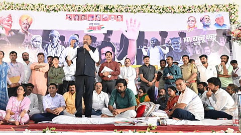 बच्चू कडू यांच्या अन्नत्याग आंदोलनाला भेट दिल्याप्रसंगी महसूलमंत्री चंद्रशेखर बावनकुळे घोषणा केली