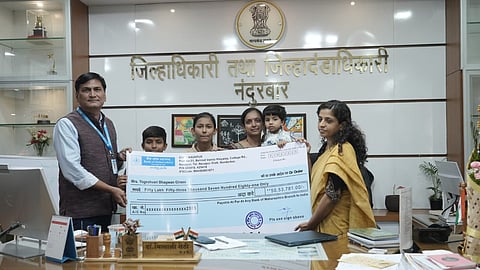 जिल्हाधिकारी डॉ. मित्ताली सेठी यांच्या हस्ते जिल्हाधिकारी कार्यालयात भगवान गिरासे यांच्या पत्नी योगेश्वरी गिरासे यांना धनादेश प्रदान करण्यात आला.