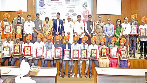 rajarshi-shahu-awards-distributed-by-zilla-parishad