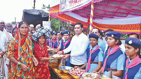Akluj Annadan News