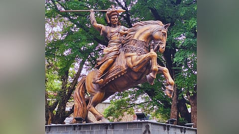 Pune Statue