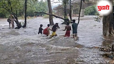 गुंडेनूर गावातील लोकांना नाल्यातून असा दोराला धरुन जीवघेना प्रवास करावा लागतो.