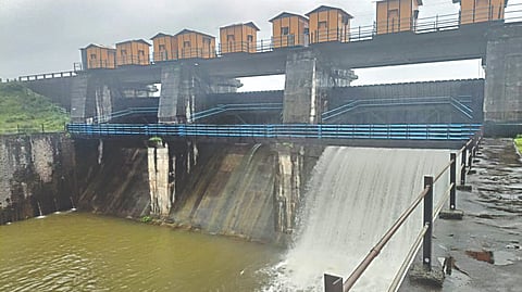 दिंडोरी : पुणेगाव धरणातून उनंदा नदीत सुरू असलेला विसर्ग.