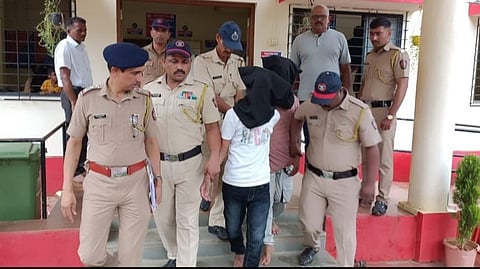 अटक केलेल्या आरोपींसह पोलिस अधिकारी व कर्मचारी