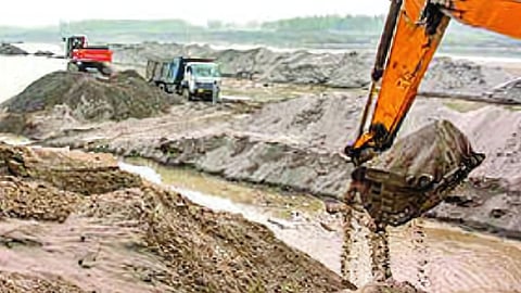संभाजीनगरात अतिरिक्त वाळू उत्खनन प्रकरणात ५६ कोटी ६८ लाखांचा दंड, जीवन प्राधिकरणचे अधिकारी निलंबित