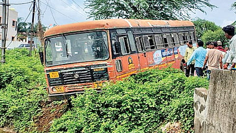 msrtc-bus-goes-off-road-saving-biker-bypass-accident