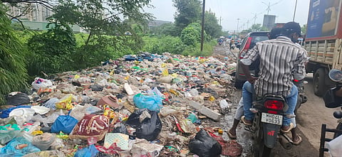 Mini Dumping on Highway : खोणी गावाच्या प्रवेशद्वाराजवळ मिनी डम्पिंग सुरु