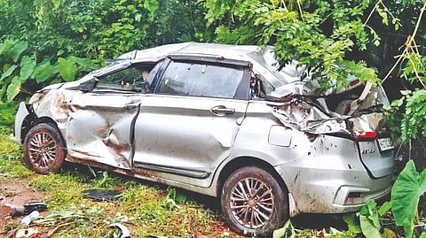 पाट : मार्गावर रस्ता सोडून बाहेर गेलेली अपघातग्रस्त कार.