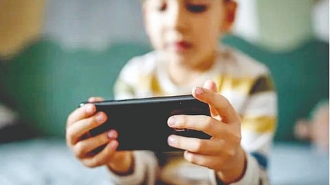 children-mobile-addiction-screen-time-effects