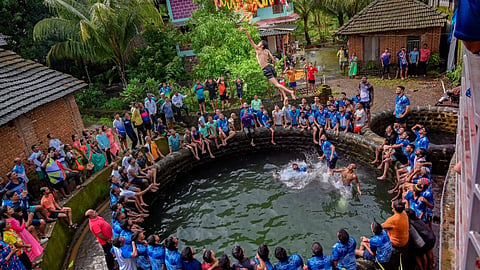Alibag Kurduas well-top Dahi Handi