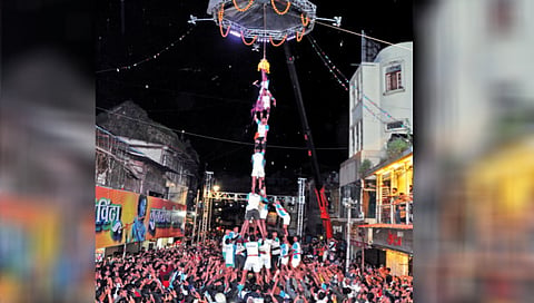 Guzari Dahi Handi Broken by ‘Ajinkyatara’ Team