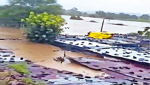 मुखेड : सोमवारी झालेल्या अतिवृष्टीमुळे नांदेड जिल्ह्यातील अनेक गावे अशी जलमय झाली होती; तर अनेक घरांची पडझड झाली.