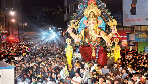 ganpati-visarjan-farewell-crowd-2025