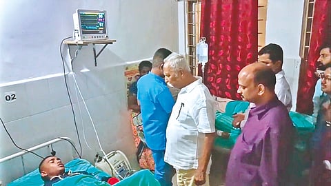 चिकोडी : सरकारी दवाखान्यामध्ये मुलांवर उपचार सुरू असताना. दुसर्या छायाचित्रात अस्वस्थ मुलांची विचारपूस करताना आ. प्रकाश हुक्केरी.