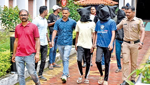 कोल्हापूर : फुलेवाडी रिंग रोड,गंगाई लॉनजवळील महेश राख खूनप्रकरणी जेरबंद करण्यात आलेल्या मारेकर्यांना सोमवारी पोलिस बंदोबस्तात न्यायालयात हजर करण्यात आले.