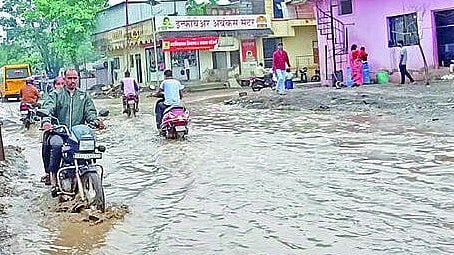 बदनापूर : चिखली रस्त्यावरील नाल्याचे अर्धवट काम झाल्याने पाणी रस्त्यावर साचल्याने नागरिकांना पाण्यातून मार्ग काढावा लागत आहे.