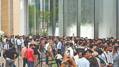 iPhone sale crowd