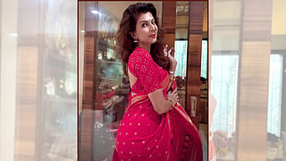 Navratri 2025: रक्तवर्णी लाल.... अभिनेत्रींचा लाल साडीतील लूक व्हायरल