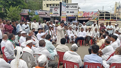 Congress Abhay Salunke roadblock agitation