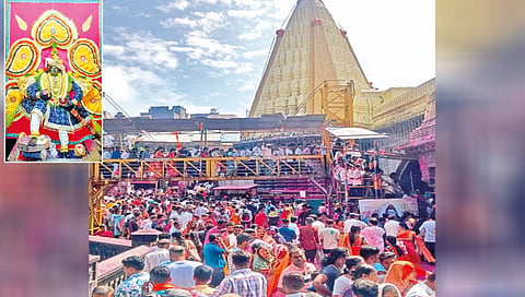 Huge crowd of devotees gathers to see the king of Deccan