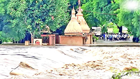 गंगापूर तालुक्यात पूरस्थिती, गोदावरी, शिवना नद्यांना आलेल्या पुरामुळे नागरिकांचे स्थलांतर