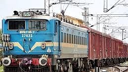 नाशिकच्या देवळाली ते लहवीत रेल्वे स्थानकादरम्यान एका मालगडीचे ब्रेक नादुरुस्त झाल्याने गेल्या 1 ते दीड तासापासून रेल्वे वाहतुक ठप्प झाली.