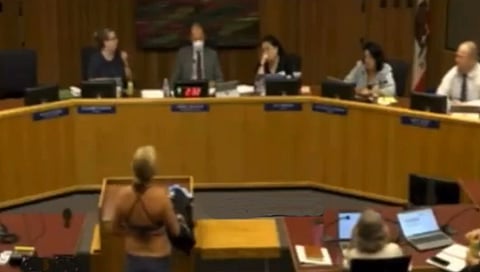 woman removed clothes and spoke in bikini at school meeting