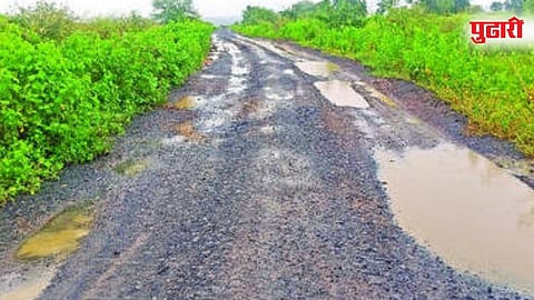 चार महिन्यांत खराब झालेला रोहीपिंपळगाव ते कामळज रस्ता.
