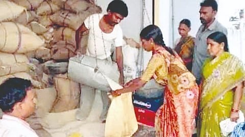 Anandacha Shidha: यंदाची दिवाळी ‘आनंदाचा शिधा’विना...