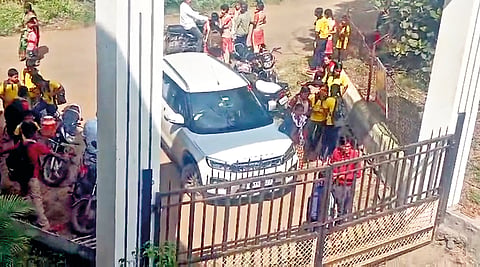 Satara News: करंजखोप येथे शाळेला ठोकले टाळे